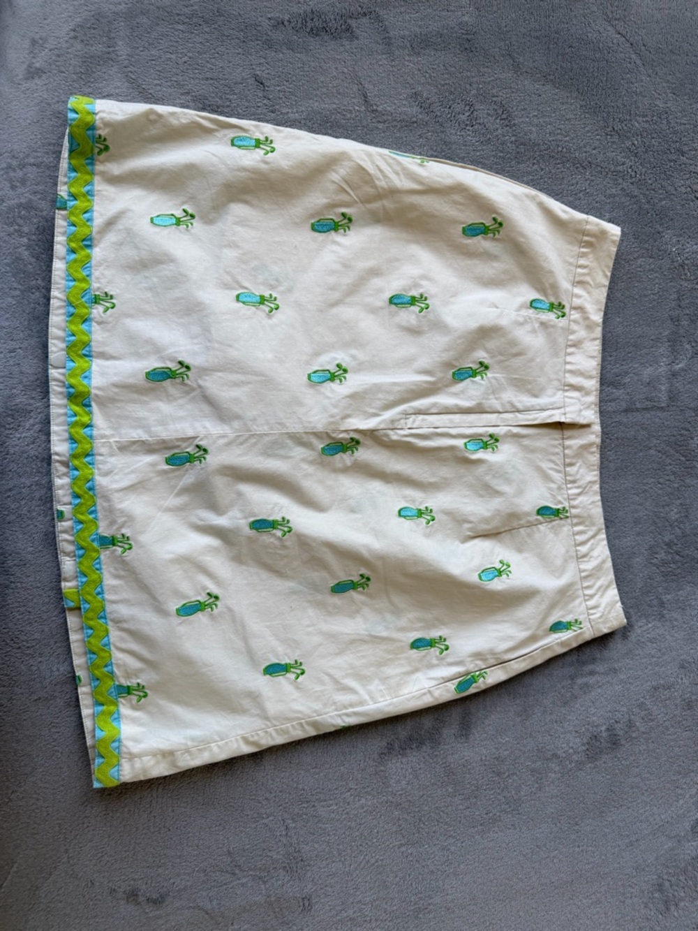 Lilly Pulitzer Cream Skirt with Green Embroidered Golf Motif - Picture 4 of 6